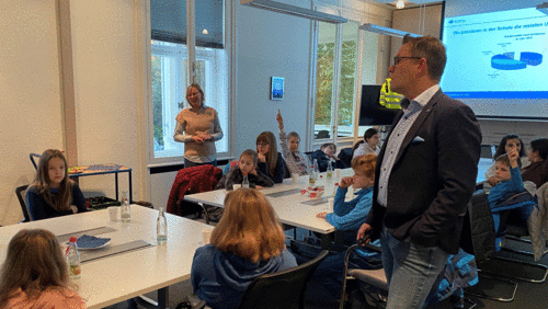 Kinder sitzen interessiert im Schulungsraum des GUV OL 