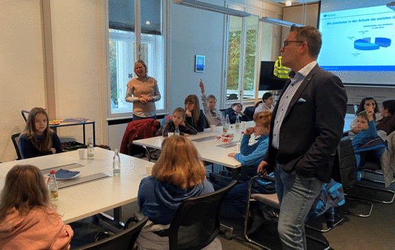 Kinder sitzen interessiert im Schulungsraum des GUV OL 