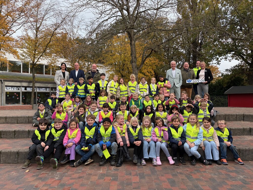 Erstklässlerinnen und Erstklässler der Grundschule Bümmerstede mit Sicherheitswesten