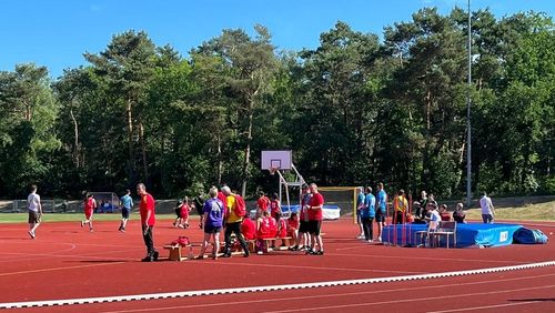 Auf dem Sportplatz findet das inklusive Basketballtraining statt