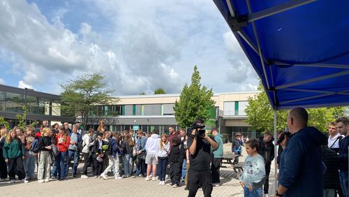 Foto(Verse): Berend Meyer, Fachberater für Mobilität am Regionalen Landesamt für Schule und Bildung Osnabrück und Mobilitätsbeauftragter an der IGS Flötenteich, informiert die Jugendlichen über den Ablauf