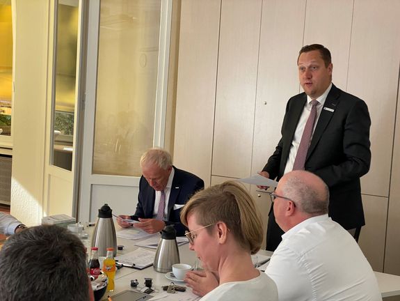 Bürgermeister Matthias Huber führt als Vorsitzender der Vertreterversammlung durch die Sitzung