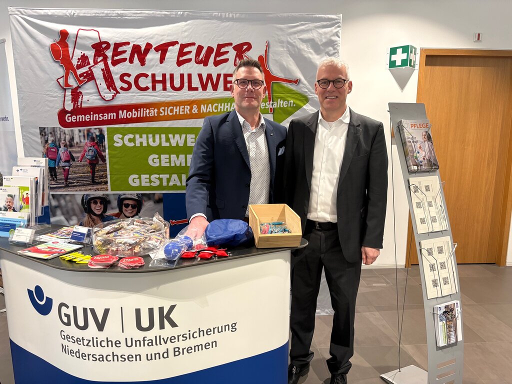 Dr. Marco Trips, Präsident des Nds. Städte- und Gemeindebundes (NSGB), mit Henning Wolff, stv. Geschäftsführer des GUV Oldenburg am Gemeinschaftsstand der öffentlichen Unfallversicherungsträger