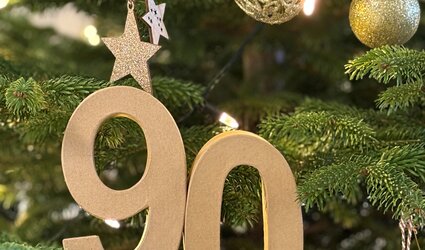 Geschmückter Weihnachtsbaum mit der Zahl 90 