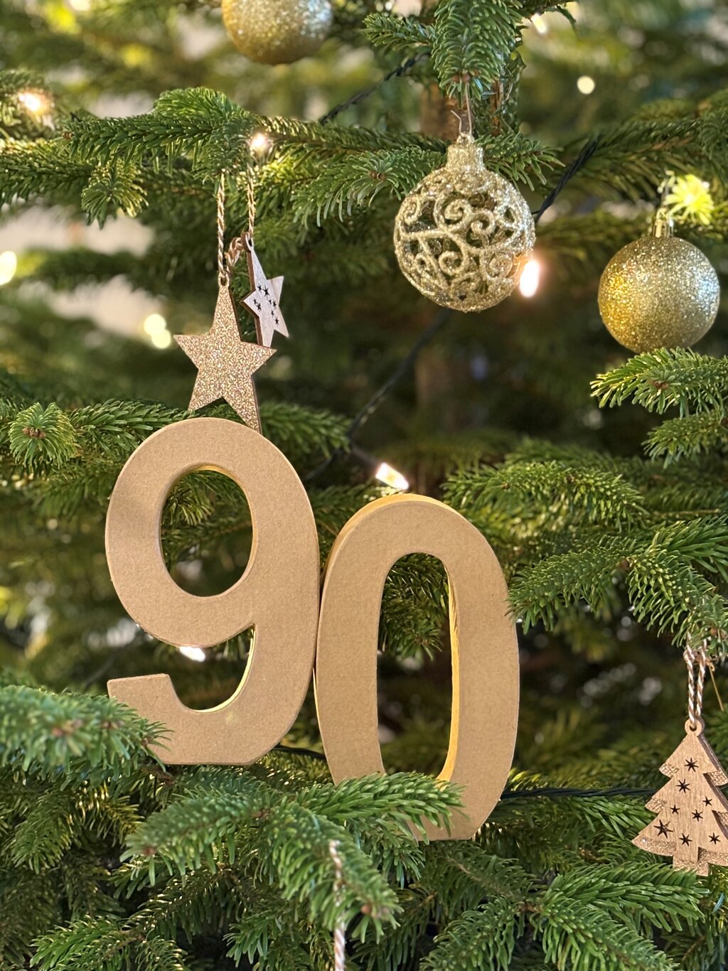 Geschmückter Weihnachtsbaum mit der Zahl 90 