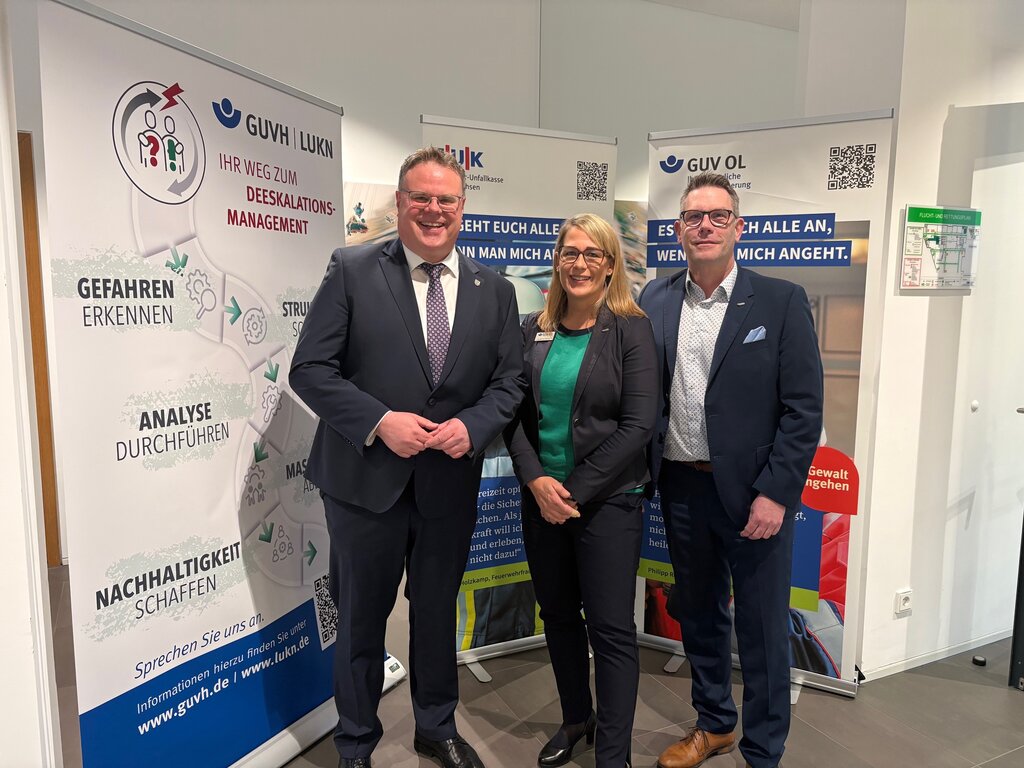 v.l.n.r.: Vechtas Landrat Tobias Gerdesmeyer mit Johanna Verse und Henning Wolff am Gemeinschaftsstand