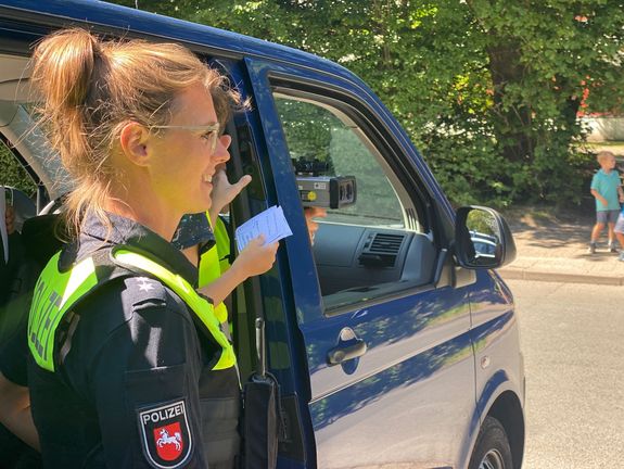 Polizeibeamtin Insa Walter überwacht die Geschwindigkeitsmessung 