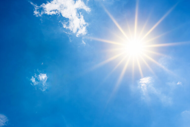 Blauer Himmel mit strahlender Sonne 