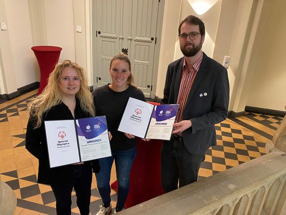 Host Town Verantwortliche Sam Westphal, Stadt Oldenburg und Leonie Schulte, Gemeinde Hatten erhalten von Ingo Gerhardt, Special Olympics Niedersachsen e.V. die Urkunde überreicht