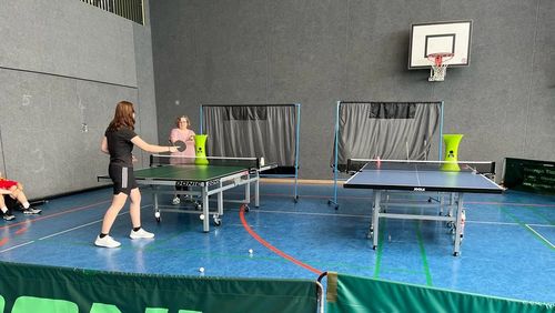 Zwei Tischtennisspielerinnen trainieren in der Halle der TSG Hatten-Sandkrug
