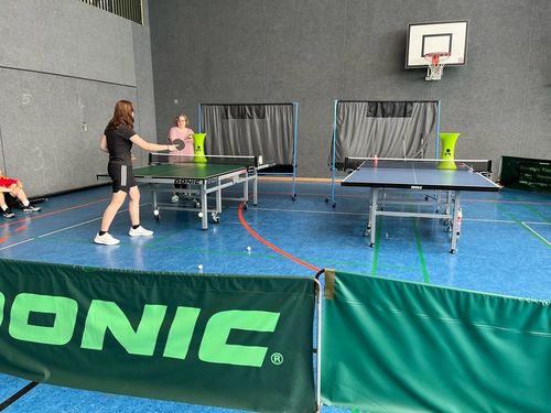 Zwei Tischtennisspielerinnen trainieren in der Halle der TSG Hatten-Sandkrug