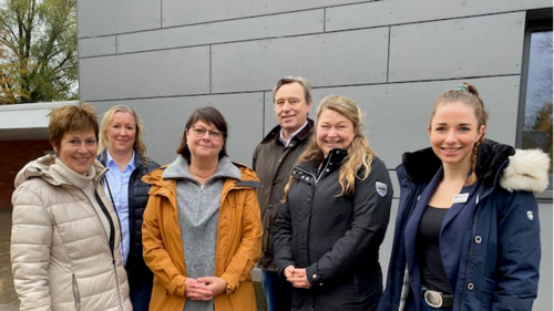 Die Initiatoren und Unterstützer des Bewegungspasses bei der Urkundenübergabe auf dem Schulhof der Grundschule Babenend