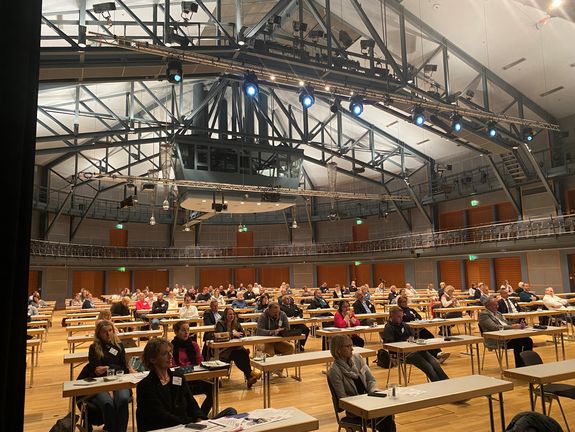 Saalansicht mit ca. 150 sitzenden Teilnehmenden