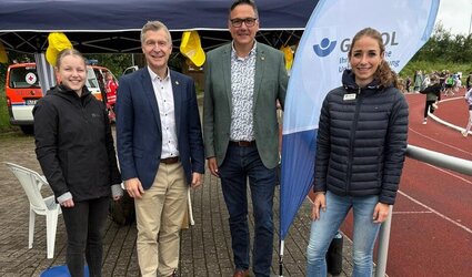 Foto zeigt Standbeteiligung mit Landrat Dr. Pundt, Bürgermeister Skatulla und T. Wieting und L. Meyer vom GUV OL
