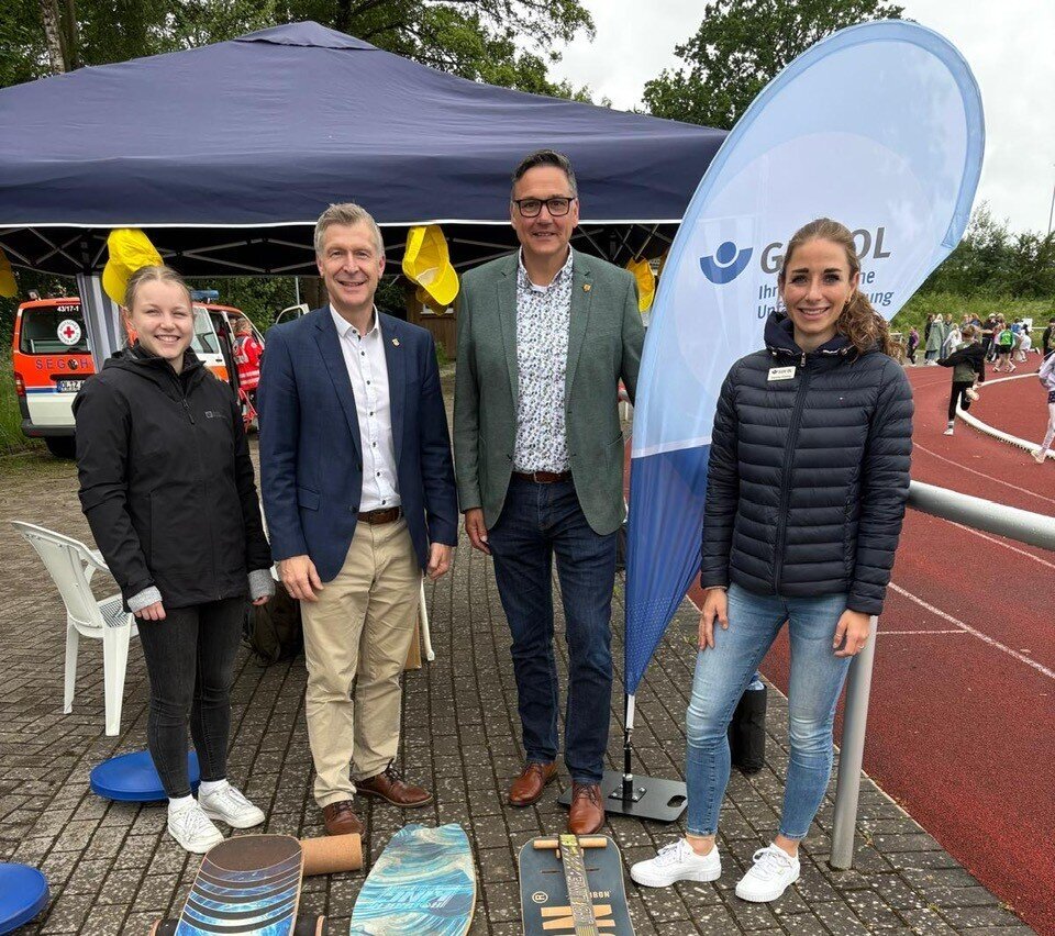Foto zeigt Standbeteiligung mit Landrat Dr. Pundt, Bürgermeister Skatulla und T. Wieting und L. Meyer vom GUV OL