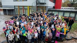 Schülerinnen und Schüler der Grundschule Babenend, die Initiatoren und Unterstützer freuen sich über die erfolgreiche Aktion