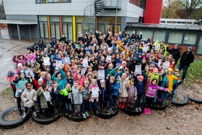 Schülerinnen und Schüler der Grundschule Babenend, die Initiatoren und Unterstützer freuen sich über die erfolgreiche Aktion