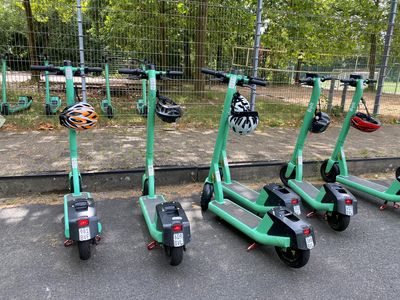 Foto(Verse): Mit dem E-Scooter unterwegs - häufig auch mit Leihrollern