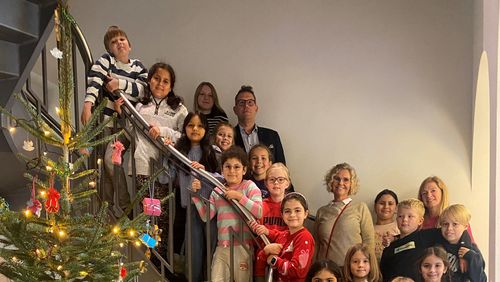 Drittklässlerinnen und Drittklässler der Grundschule Hogenkamp schmücken den Weihnachtsbaum des GUV OL 