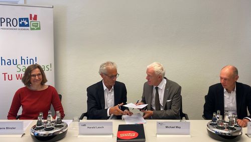 Der Präventionsrat Oldenburg bei der Unterzeichnung der Resolution Gewalt gegen Einsatzkräfte der Gesetzlichen Unfallversicherung