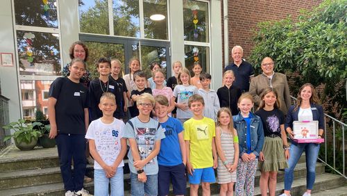 Schülerinnen und Schüler d. Klasse 4c, Grundschule Dietrichsfeld, mit Lehrerin Natalie Schneider, Zahnarzt Darjusch Haßfurther und Michal May, Geschäftsführer, und Theresa Wieting, Präventionsberaterin des GUV OL