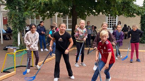 Sechstklässlerinnen und -klässler des CAG spielen Pausenhockey 
