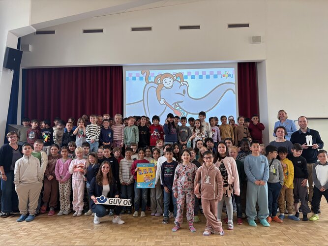 Schülerinnen und Schüler der Grundschule Kreyenbrück mit 