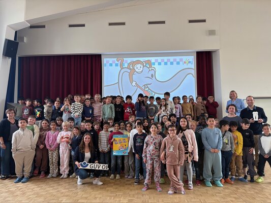 Schülerinnen und Schüler der Grundschule Kreyenbrück mit 