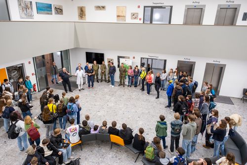 Alle Beteiligten kamen zum Auftakt im Foyer des August Carrés zusammen