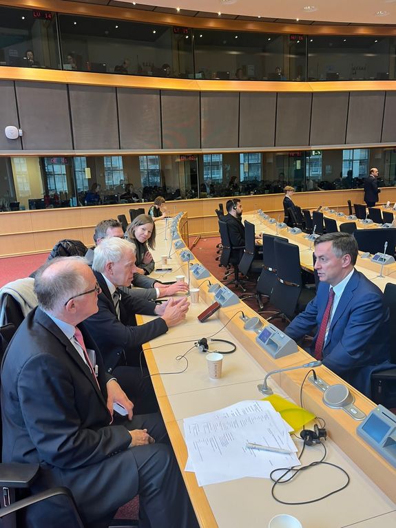 Im EU-Parlament sitzend, tauschen sich die Vertreter/innen von FUK und GUV OL mit dem EU - Abgeordneten David Mc Allister aus 