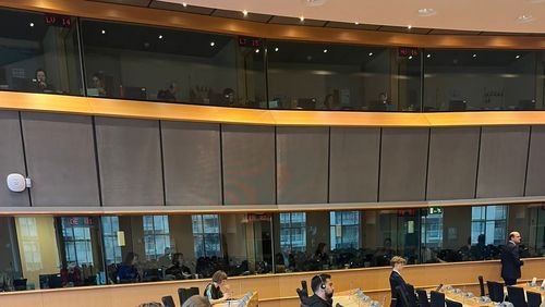 Im EU-Parlament sitzend, tauschen sich die Vertreter/innen von FUK und GUV OL mit dem EU - Abgeordneten David Mc Allister aus 