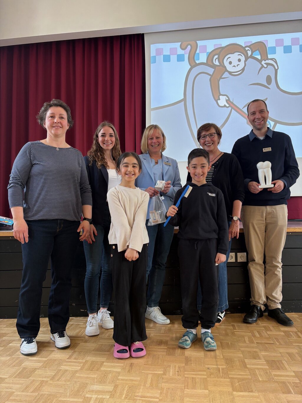 Schulleiterin Schwartz und das Präventionsteam des GUV OL mit zwei Schülern der Grundschule Kreyenbrück