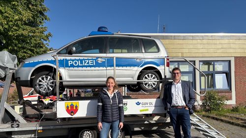Verkehrssicherheit praxisnah & anschaulich vermitteln - Dr. Ole Westerhoff, Schulleitung BBS Wechloy, und Theresa Wieting, Präventionsberaterin GUV OL  des GUV OL, vor dem Überschlagssimulator