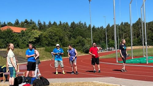 Inklusives Lauftraining auf dem Sportplatz in Hatten