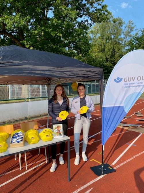 Mitarbeiterinnen des GUV OL mit den mitgebrachten Sonnenschutzmützen