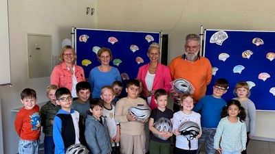 Kreiselternrat Cloppenburg, Schülerinnen und Schüler der Albert-Schweitzer-Schule mit Schirmfrau Silvia Breher und Initiator Arwid Romey bei der Verlosung der Helme im Albert-Schweitzer-Förderzentrum Cloppenburg