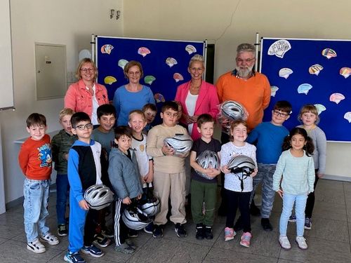 Kreiselternrat Cloppenburg, Schülerinnen und Schüler der Albert-Schweitzer-Schule mit Schirmfrau Silvia Breher und Initiator Arwid Romey bei der Verlosung der Helme im Albert-Schweitzer-Förderzentrum Cloppenburg