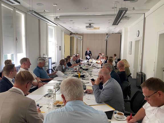 Vorstand und Vertreterversammlung tagen unter Leitung von Michael May, Geschäftsführer des GUV OL, hier in seiner Funktion als Wahlausschussvorsitzender