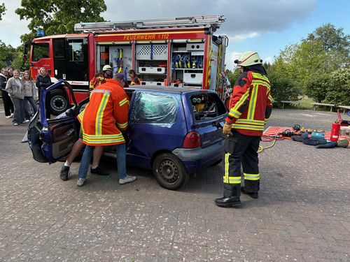 Freiwillige Feuerwehr Bad Zwischenahn zeigt an Unfallautos wie potenziell verletzte Insassen geborgen werden 