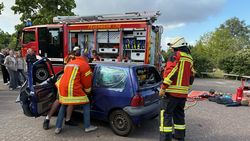 Freiwillige Feuerwehr Bad Zwischenahn zeigt an Unfallautos wie potenziell verletzte Insassen geborgen werden