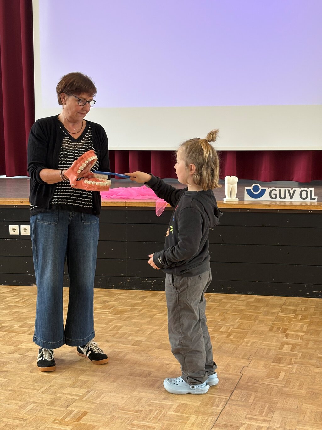 Christiane Vosgerau veranschaulicht, wie Zähneputzen richtig geht