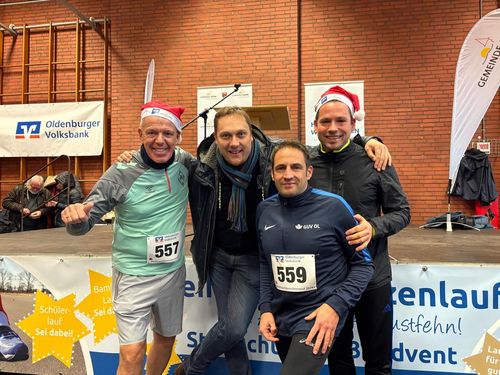 Michael May, Matthias Huber, Florian Tetz und Christian Mesenbrink gingen beim 7. Weihnachtsmützenlauf in Apen und Augustfehn an den Start 