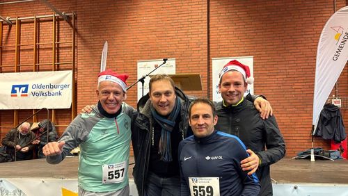 Michael May, Matthias Huber, Florian Tetz und Christian Mesenbrink gingen beim 7. Weihnachtsmützenlauf in Apen und Augustfehn an den Start 