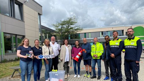 Foto(Verse): Gemeinsam im Einsatz sind Lea Wilkens, Auszubildende, Theresa Wieting, Präventionsberaterin & Angela Pauka, Präventionsleiterin des GUV OL, Klaus Blaser, Verkehrssicherheitsberater Polizeiinspektion Oldenburg-Stadt/Ammerland, Hannelore Lüllwitz, Schulleitung IGS Flötenteich,  Caroline Krüger, DVR,  Berend Meyer, Fachberater für Mobilität am Regionalen Landesamt für Schule und Bildung Osnabrück und Mobilitätsbeauftragter an der IGS Flötenteich,  Bernhard Stegemann, Verkehrswacht Stadt Oldenburg e.V.,  ein Vertreter der Firma Bolt,  Matthias Lange & Rouven Hennig, Präventionsteam DB Nord