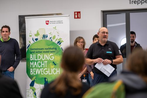 Initiator Berend Meyer begrüßt die 8. Klässlerinnen und  Klässler der Oldenburger Gymnasien