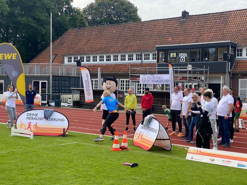 Leichtathletin Heike Drechlser beim Gummistiefelweitwurf 