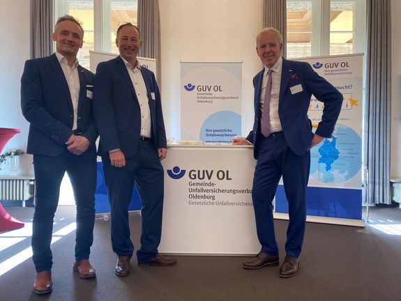 Thomas Ideker, DGUV Landeverband Nord West, Privatdozent Dr. Oliver Pieske, EV Oldenburg und Michael May, GUV OL tauschen sich am Stand des Verbandes zur Veranstaltung aus