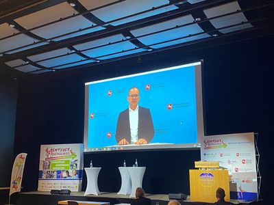 Niedersächsischer Kultusminister Grant Hendrik Tonne auf der Videoleinwand 