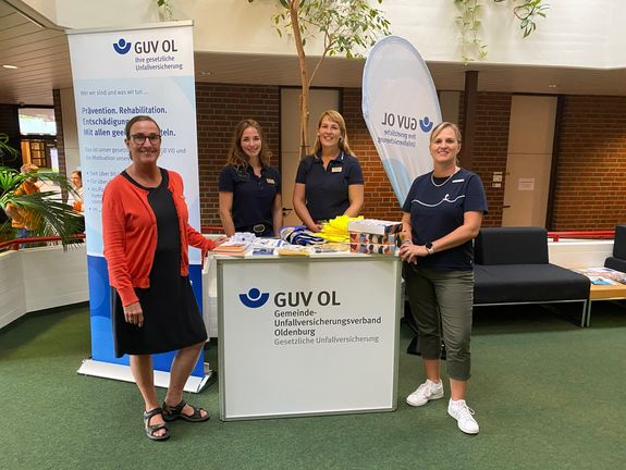 Im Kreishaus, vor dem Stand des GUV OL stehen die Organisatorinnen sowie die Beschäftigten des GUV OL 