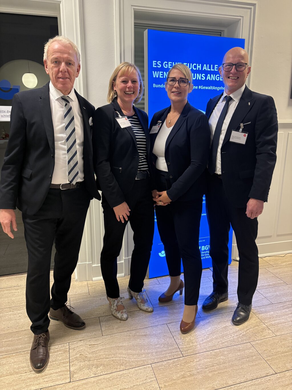 Geschäftsführer Michael May, Präventionsleiterin Angela Pauka, Referentin Öffentlichkeitsarbeit Johanna Verse und Hauptgeschäftsführer Jörg Schudmann freuen sich über den gelungenen Auftakt
